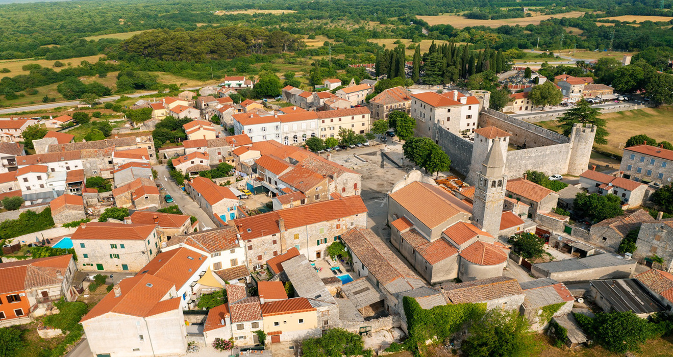 Otkrijte Zavodljivu Prošlost na Srednjovjeko vnom Festivalu u Svetvinčenatu article image